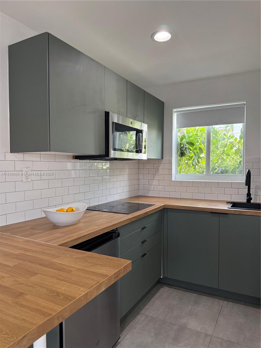 Charming Modern Studio – All Utilities Included!
Perfect for a working adult, this cozy and stylish studio offers comfort, privacy, and convenience. Located on a secure, gated lot with lush greenery, the unit features modern finishes and sleeps up to two. Rent includes electricity, water, and Wi-Fi. Enjoy on-site laundry and one assigned parking space.
Terms: 1st & last month’s rent + $500 refundable deposit.
No pets. No smoking.