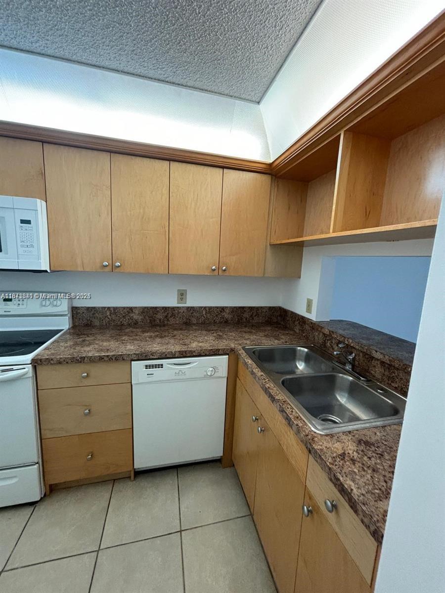 LAKEWOOD VILLAGE - Residential Lease