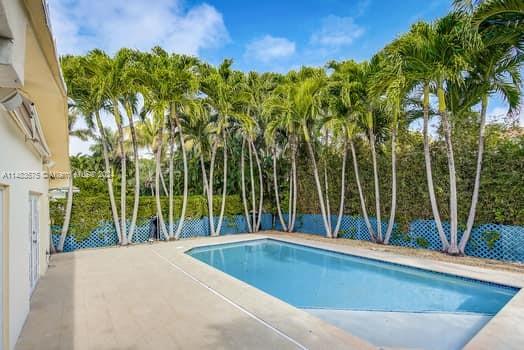 GOLDEN BEACH SEC F - Residential