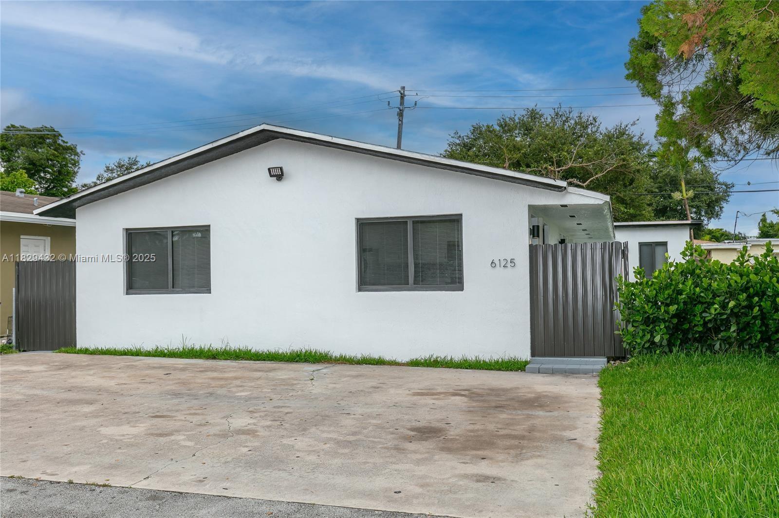 All Utilities Included!
Welcome to this beautifully remodeled fourplex, featuring a spacious and modern 1-bedroom, 1-bathroom unit that’s move-in ready. Enjoy stylish upgrades throughout, in a property with no HOA restrictions and a fast, hassle-free approval process. Rent includes all utilities, giving you peace of mind and simplified living. Plus, the convenience of an in-unit washer and dryer.