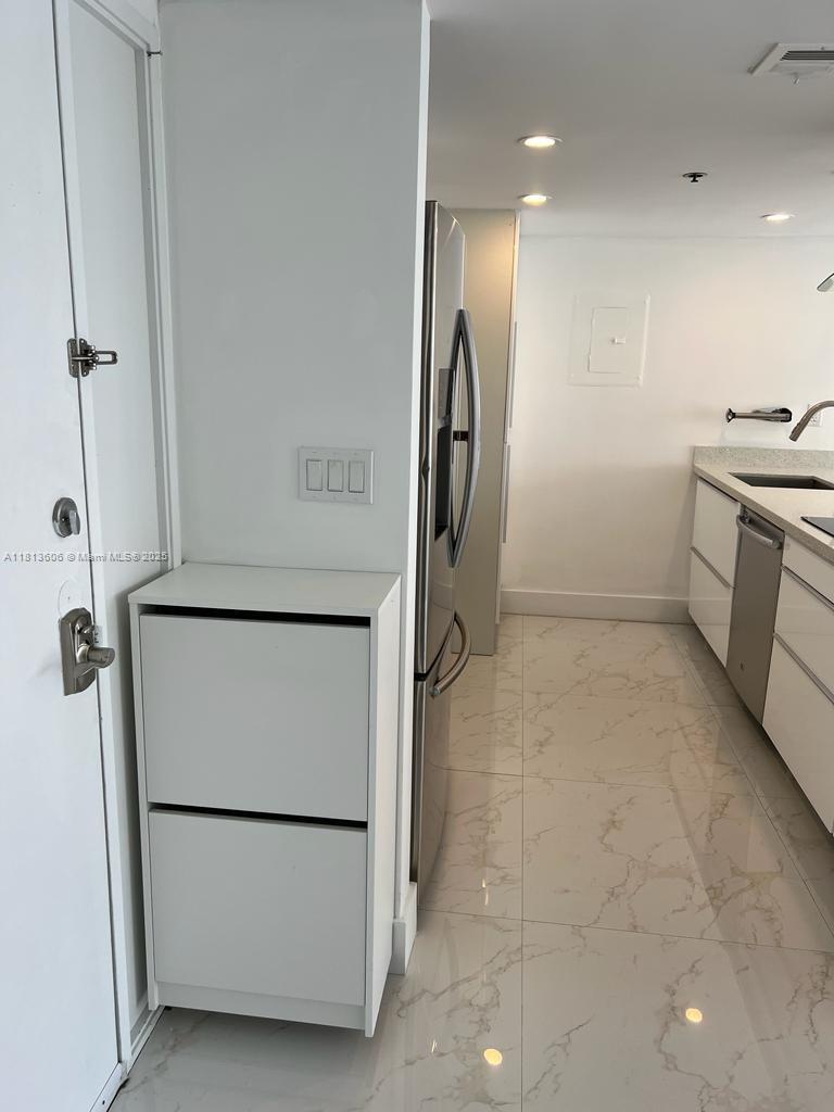 THE GRANDVIEW PALACE COND - Residential Lease