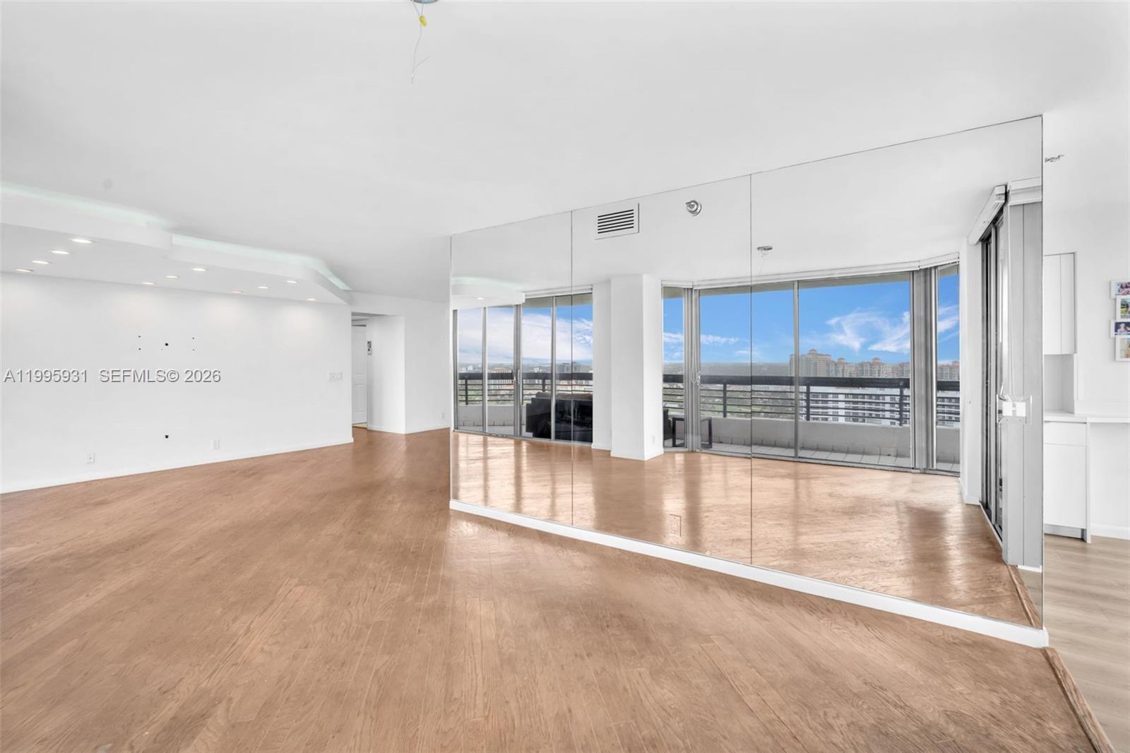 MYSTIC POINTE TOWER 400 C - Residential