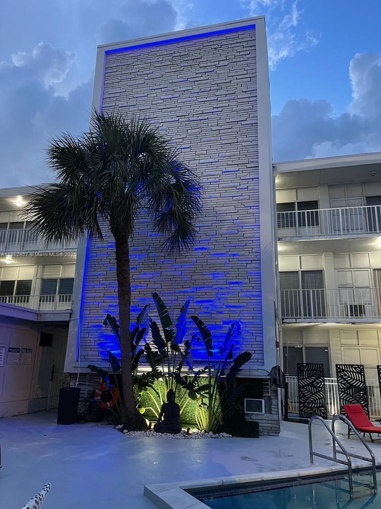 HUGE & TOTALLY REDONE, ALL IS NEW, FROM FLOOR TO CEILING, NEW SS APPLIANCES : E-RANGE, MICROWAVES W/HOOD FAN, DISHWASHER, IN UNIT WASHER/DRYER, NEW SHADES, NEW LED LIGHTING ALL OVER, RAPID
APPROVAL IF RENTAL APPLICATION IN ATTACH IS FULLY FILLED, QUIET PET OK WITH YEARLY NON REFUNDABLE
FEE , PARKING AVAILABLE TO RENT.