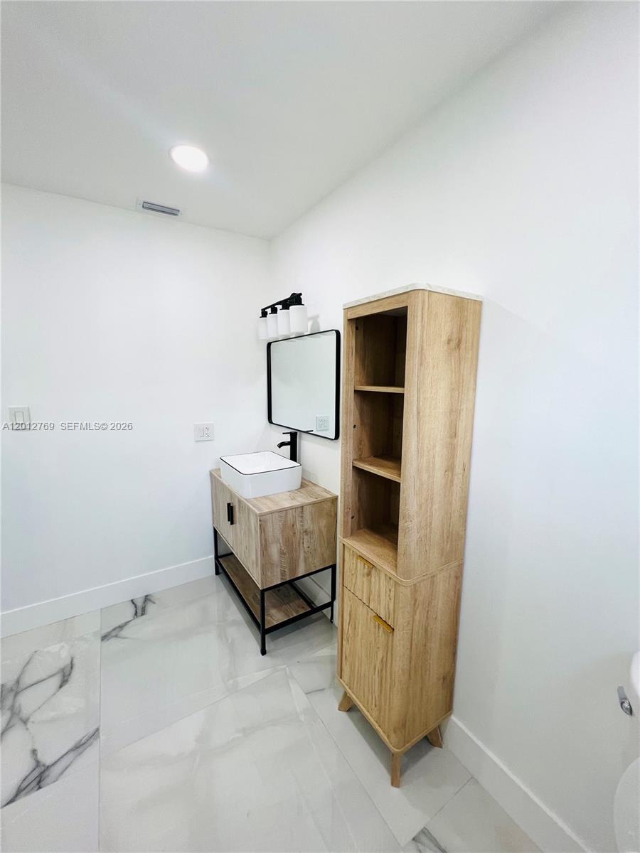 MEADOW WOOD MANOR SEC 7 - Residential Lease
