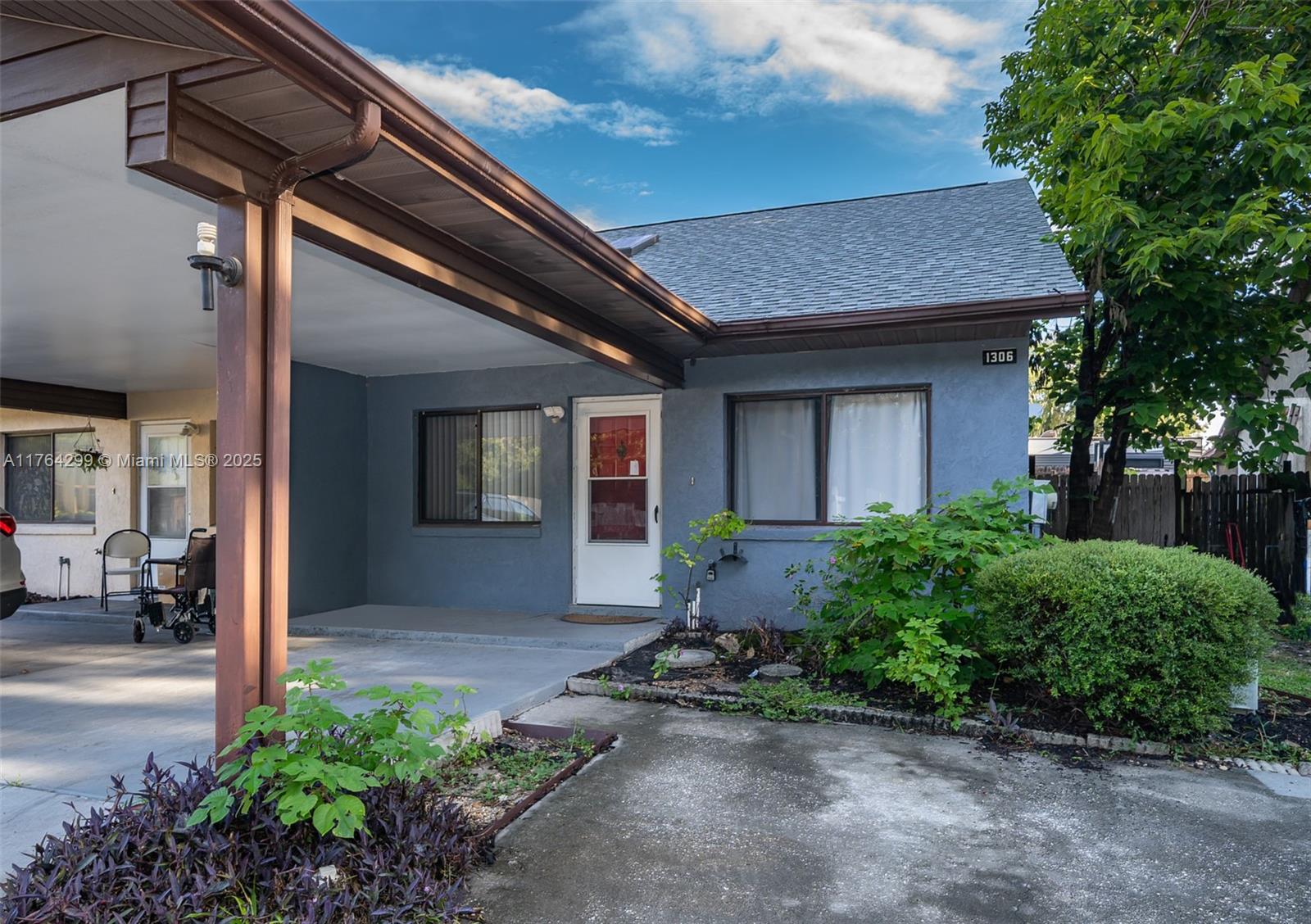New roof, NEW AC, AND NO HOA! Charming 2-bedroom, 2.5-bath home offers a carport, and a private fenced yard with a screened-in patio, perfect for relaxing or entertaining.
The primary suite features a spacious walk-in closet and ensuite bath, while the second bedroom doubles as a home office or guest room. The galley-style kitchen boasts stainless steel appliances, including a microwave, glass-top range, refrigerator, and dishwasher.
Wood laminate flooring flows through the living room, bedrooms, and hallway, and the finished attic space provides extra storage or a cozy play area.
Ideally located near downtown Leesburg, shopping, medical centers, -plus NO HOA! Don’t miss out on this hidden gem.