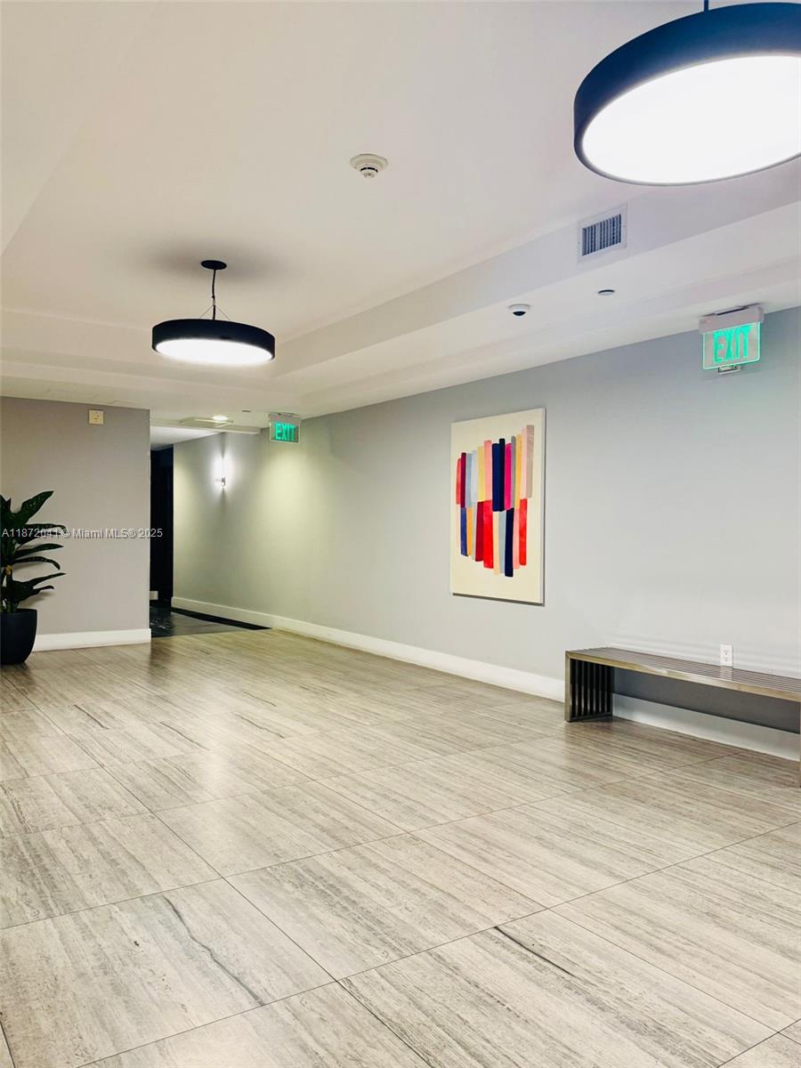 HOLLYWOOD STATION RES CON - Residential