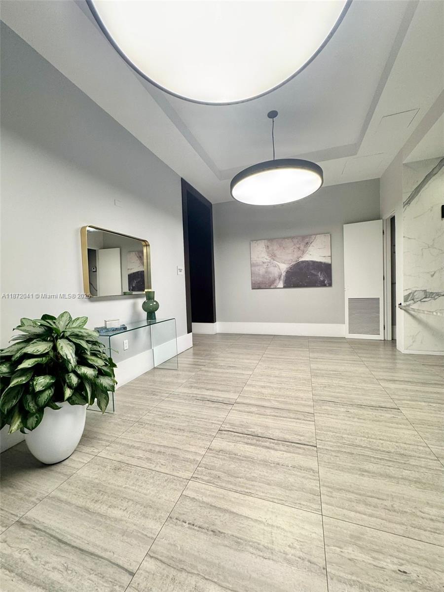 HOLLYWOOD STATION RES CON - Residential