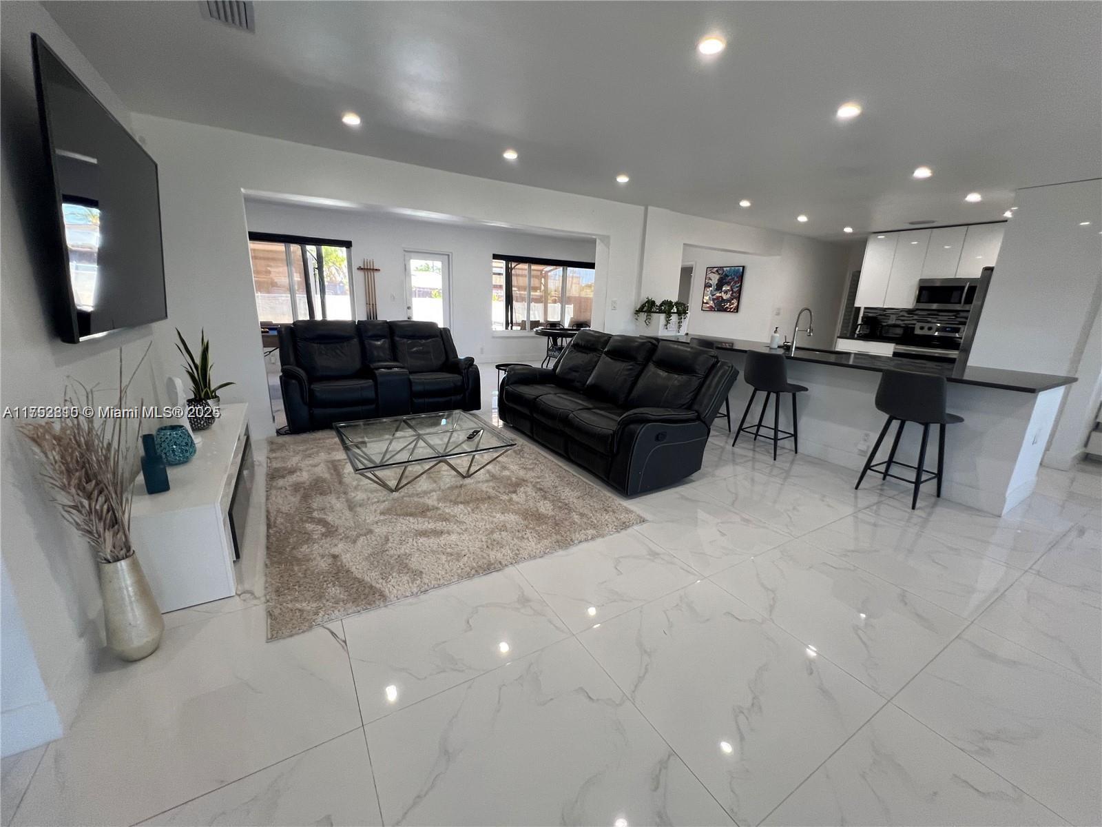 700 Nw 9th Ct, Hallandale Beach, Broward County, Florida - 5 Bedrooms  
3 Bathrooms - 