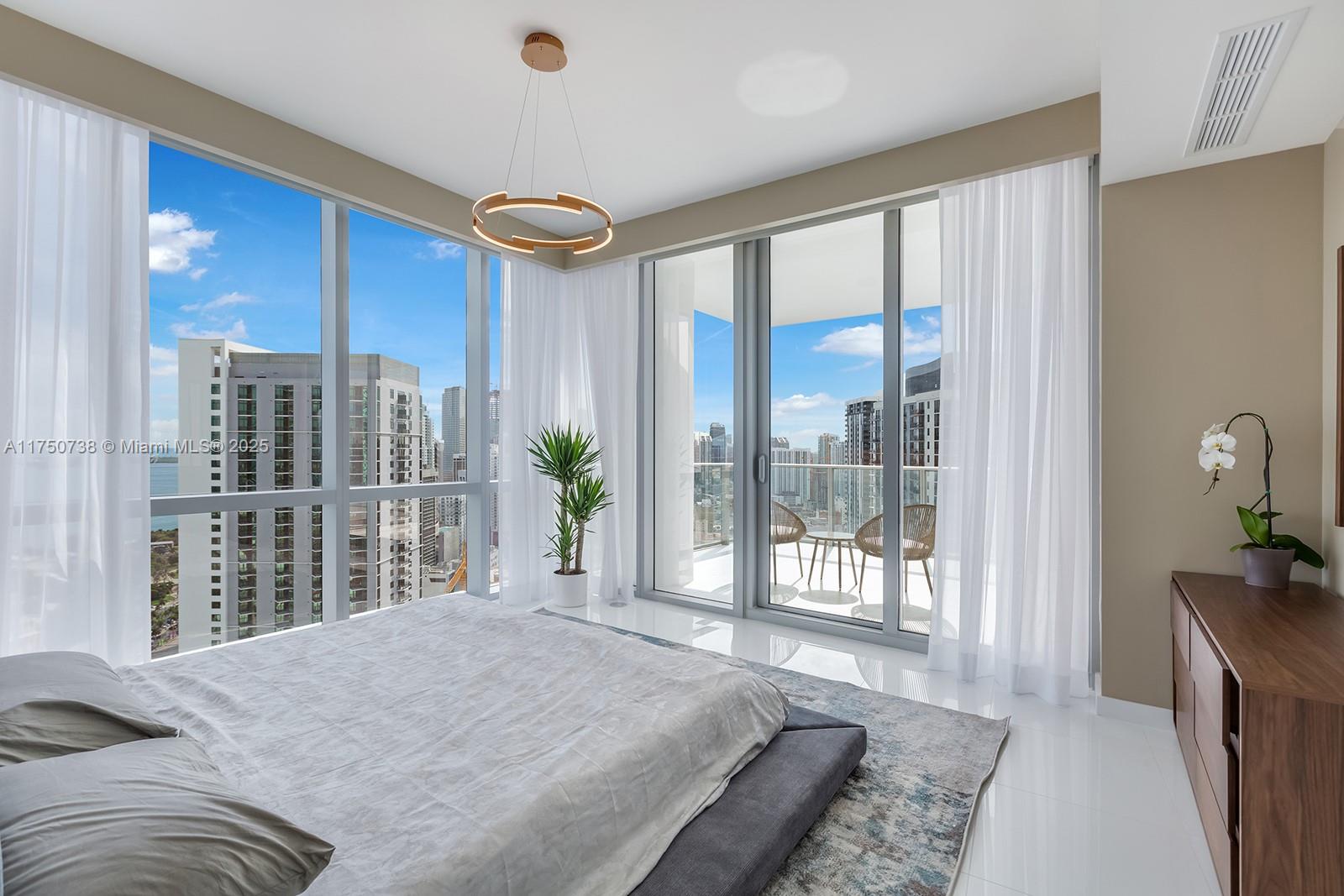 PARAMOUNT WORLDCENTER - Residential