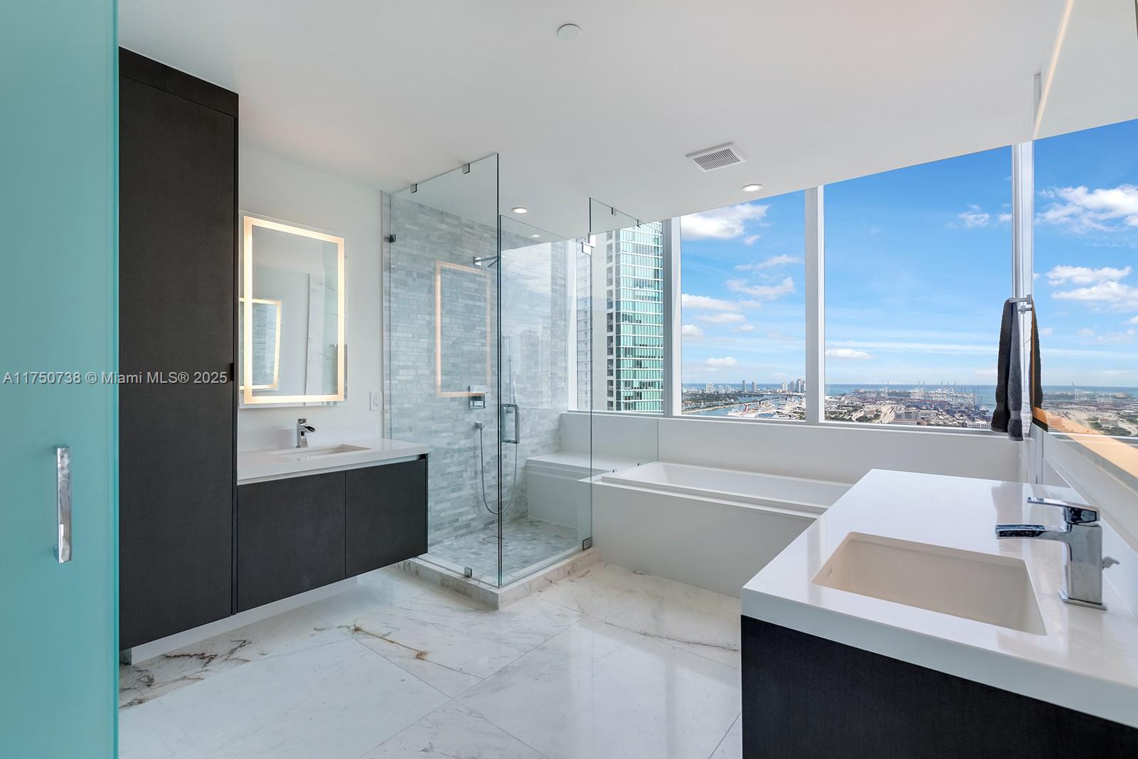 PARAMOUNT WORLDCENTER - Residential