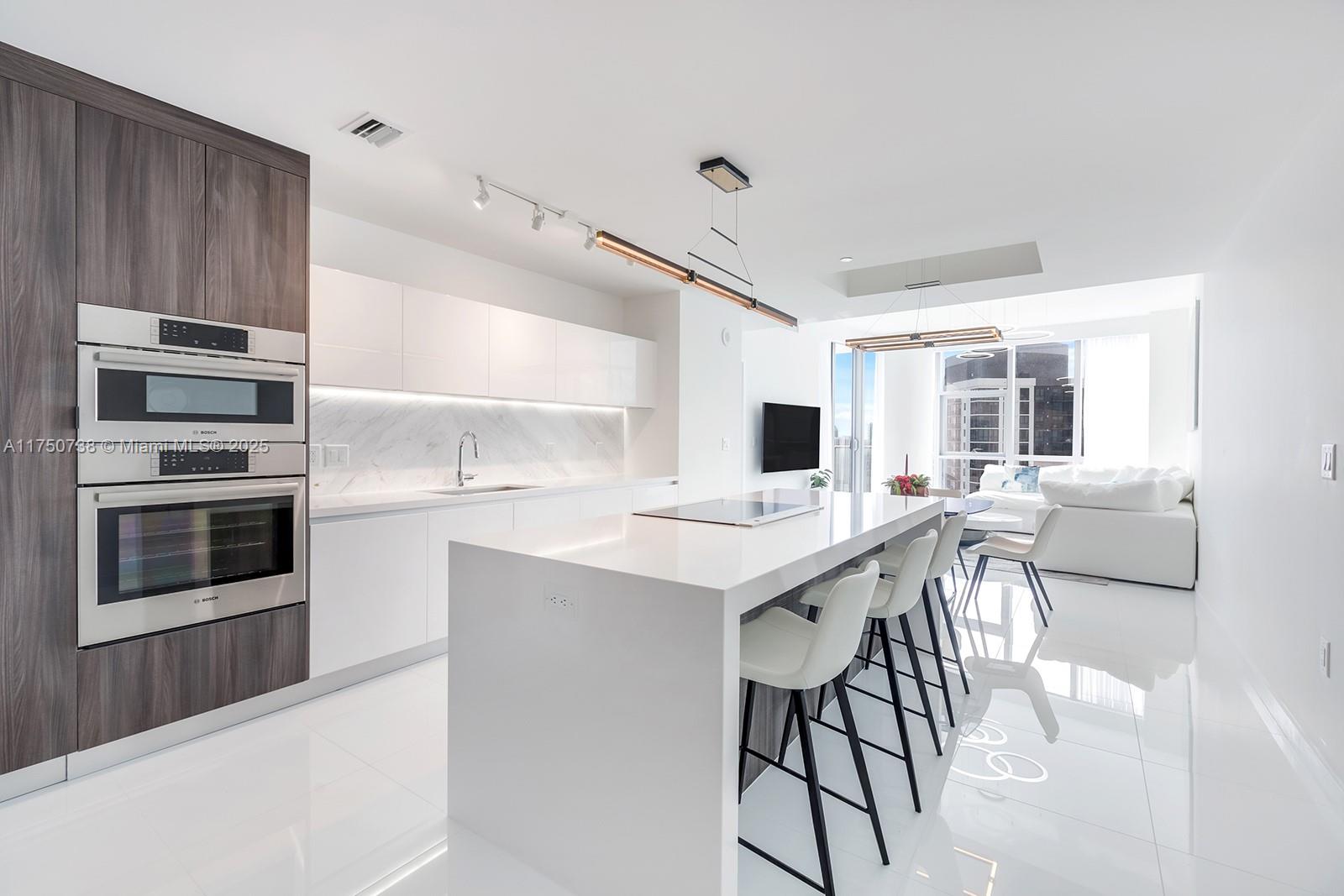 PARAMOUNT WORLDCENTER - Residential