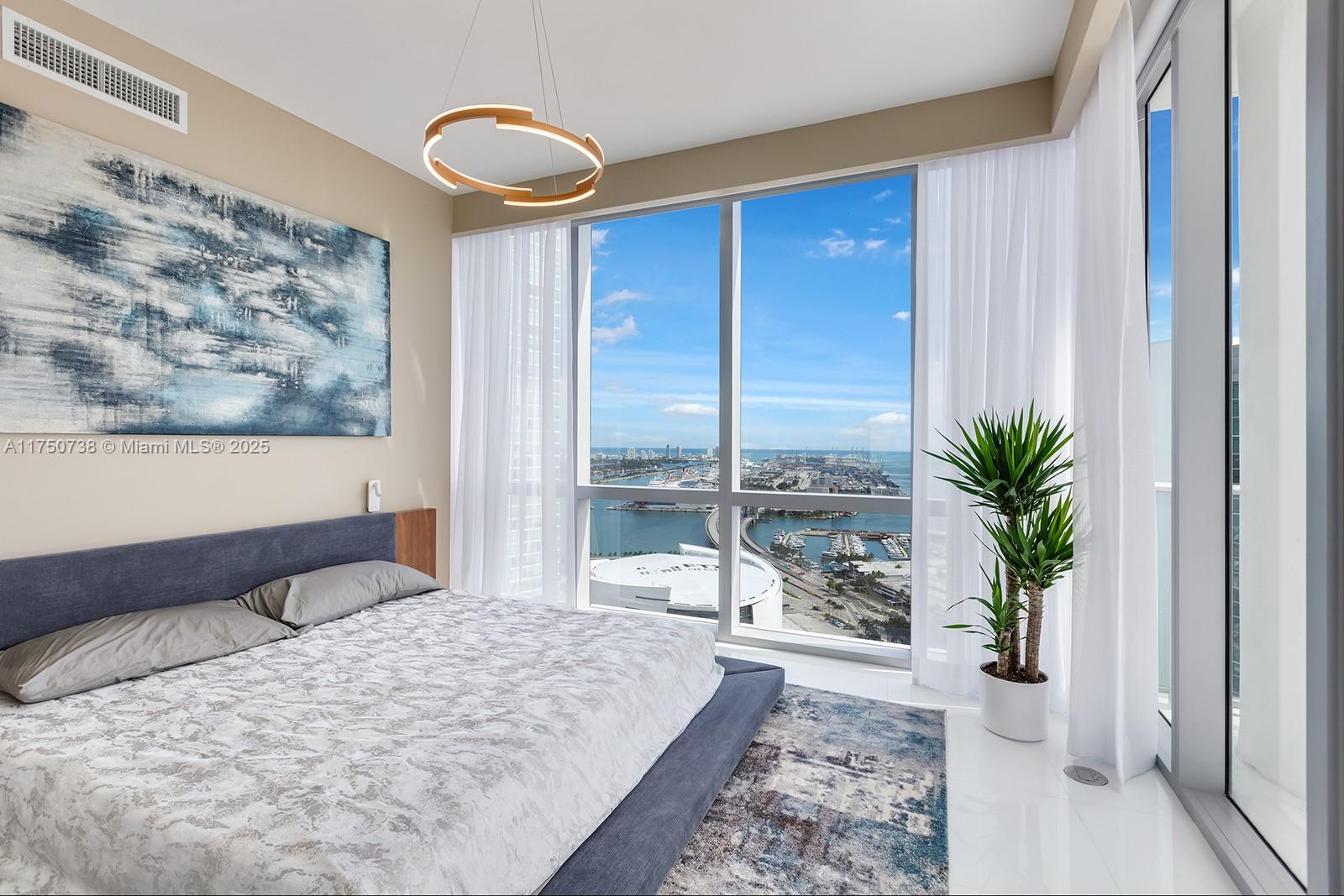 PARAMOUNT WORLDCENTER - Residential