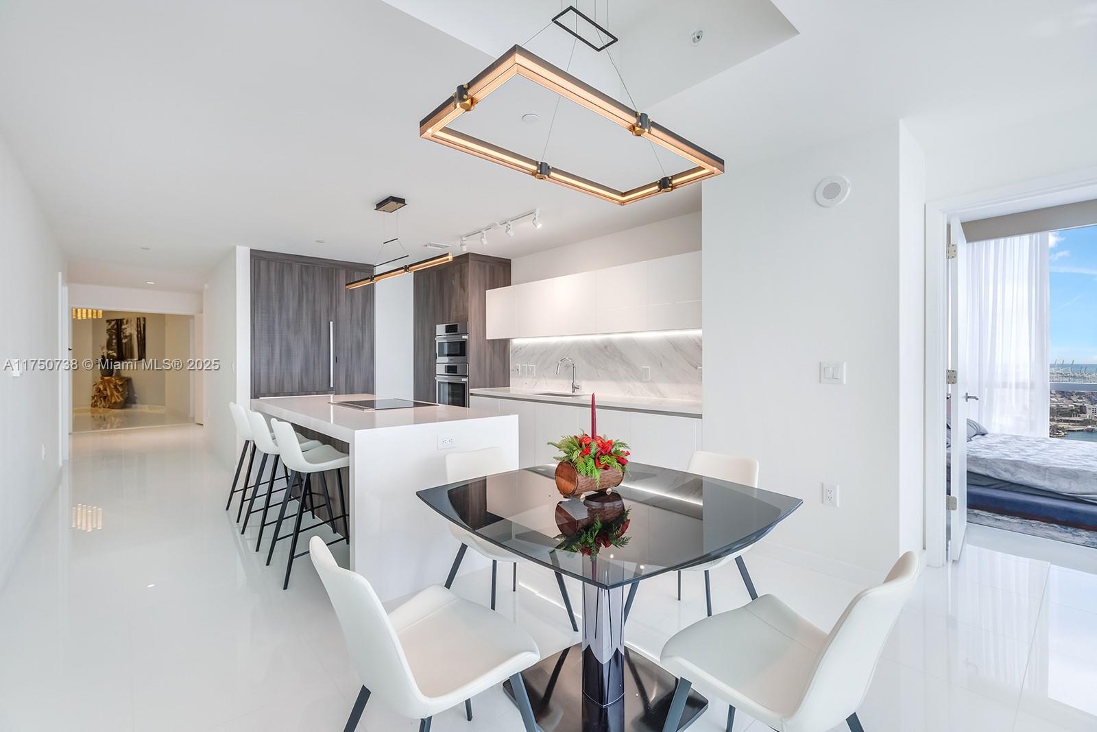 PARAMOUNT WORLDCENTER - Residential