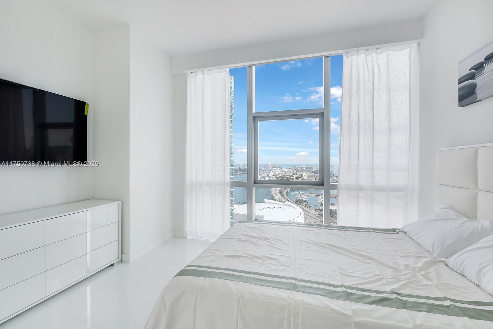 PARAMOUNT WORLDCENTER - Residential