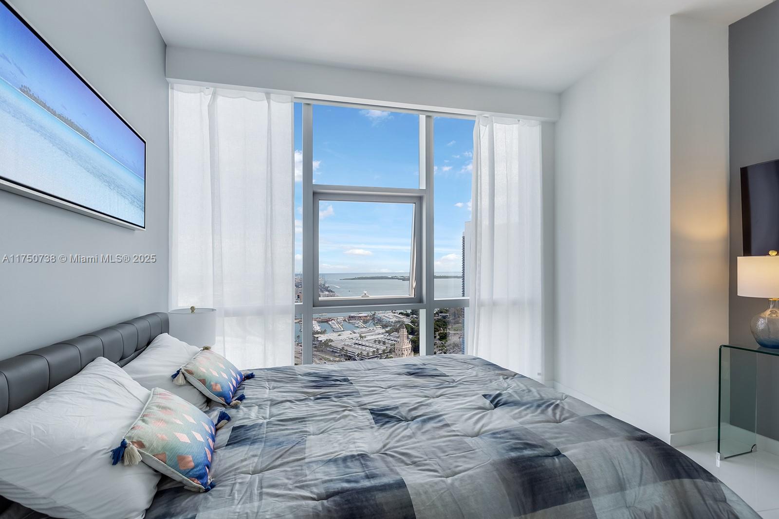 PARAMOUNT WORLDCENTER - Residential