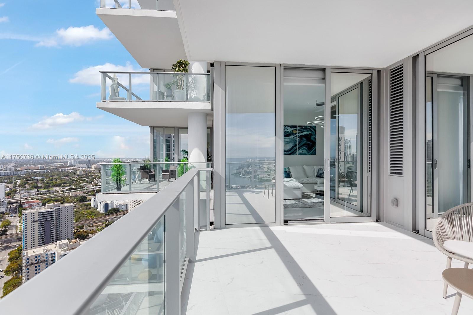 PARAMOUNT WORLDCENTER - Residential