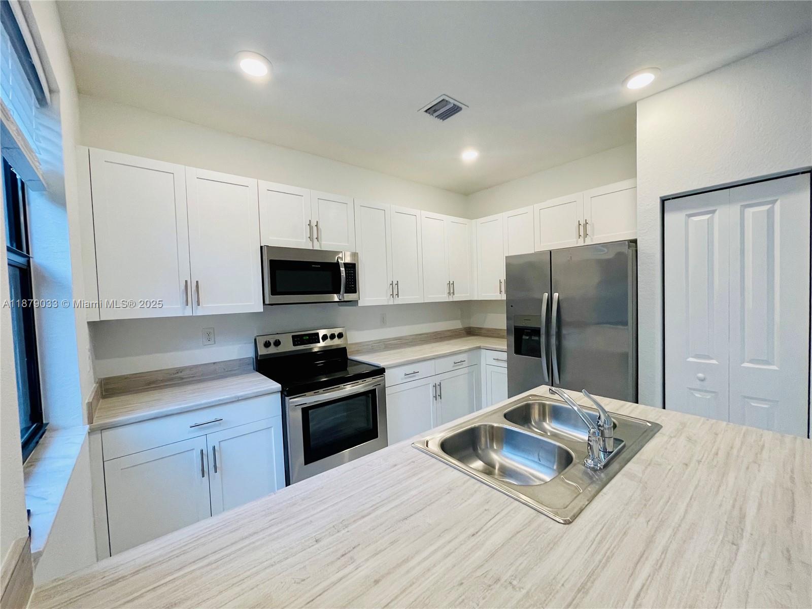 SPACIOUS TOWNHOUSE IN THE DESIRABLE PINE VISTA COMMUNITY IN HOMESTEAD! THIS BEAUTIFUL HOME FEATURES 3 BEDROOMS, 2.5 BATHROOMS, A GARAGE, AND A LARGE PRIVATE PATIO, OFFERING THE PERFECT BALANCE OF COMFORT AND FUNCTIONALITY. FRESHLY PAINTED WITH BRAND-NEW CARPET AND EQUIPPED WITH ACCORDION SHUTTERS FOR FULL HURRICANE PROTECTION, IT IS MOVE-IN READY FOR YOUR FAMILY.
ENJOY THE RESORT-STYLE AMENITIES PINE VISTA PROVIDES, INCLUDING A SPARKLING POOL, GYM, CHILDREN’S PLAYGROUNDS, AND FAMILY-FRIENDLY PARKS. IDEALLY LOCATED SCHOOLS, NEAR WALMART, SHOPPING CENTERS, AND RESTAURANTS, WITH EASY ACCESS TO THE FLORIDA TURNPIKE — ONLY 30 MINUTES FROM MIAMI INTERNATIONAL AIRPORT. SCORE CREDIT MORE 600.
EASY TO SHOW!!!BY SHOWINGTIME FOR QUESTIONS PLEASE ONLY BY TEXT MESSAGE.