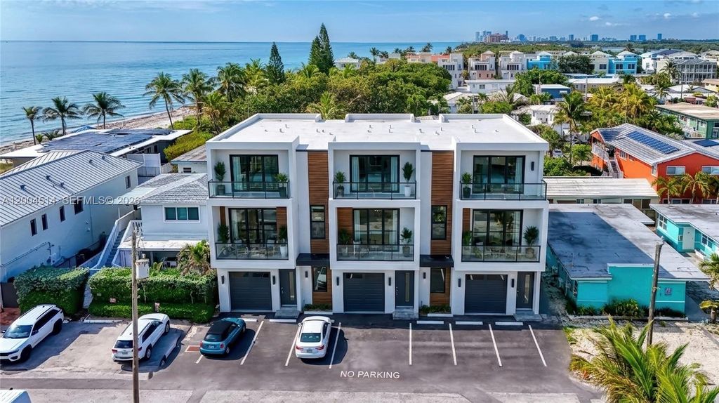 Photo of 318 Walnut St, Hollywood, FL 33019 (MLS # A12004514)