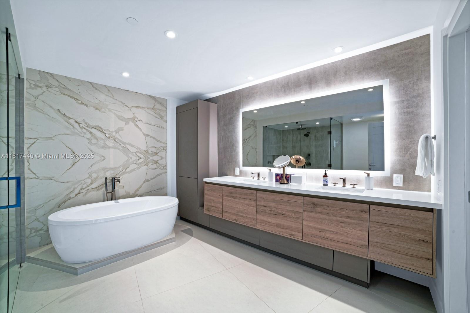 ICON CONDO - Residential