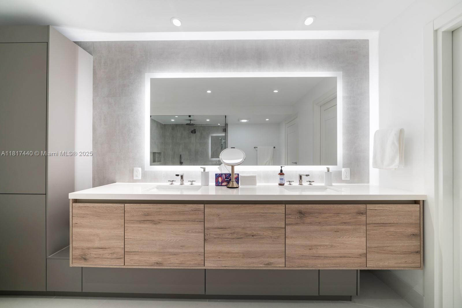 ICON CONDO - Residential