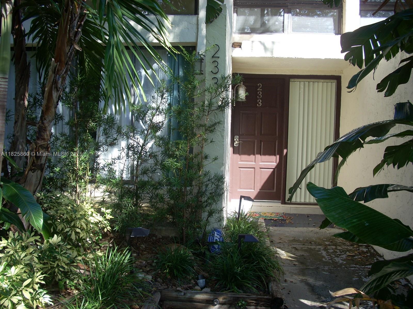 Beautiful updated furnished Townhouse 2b+Den in gated community in the heart of Aventura. K-8 Aventura Waterways School, short drive to the beach.