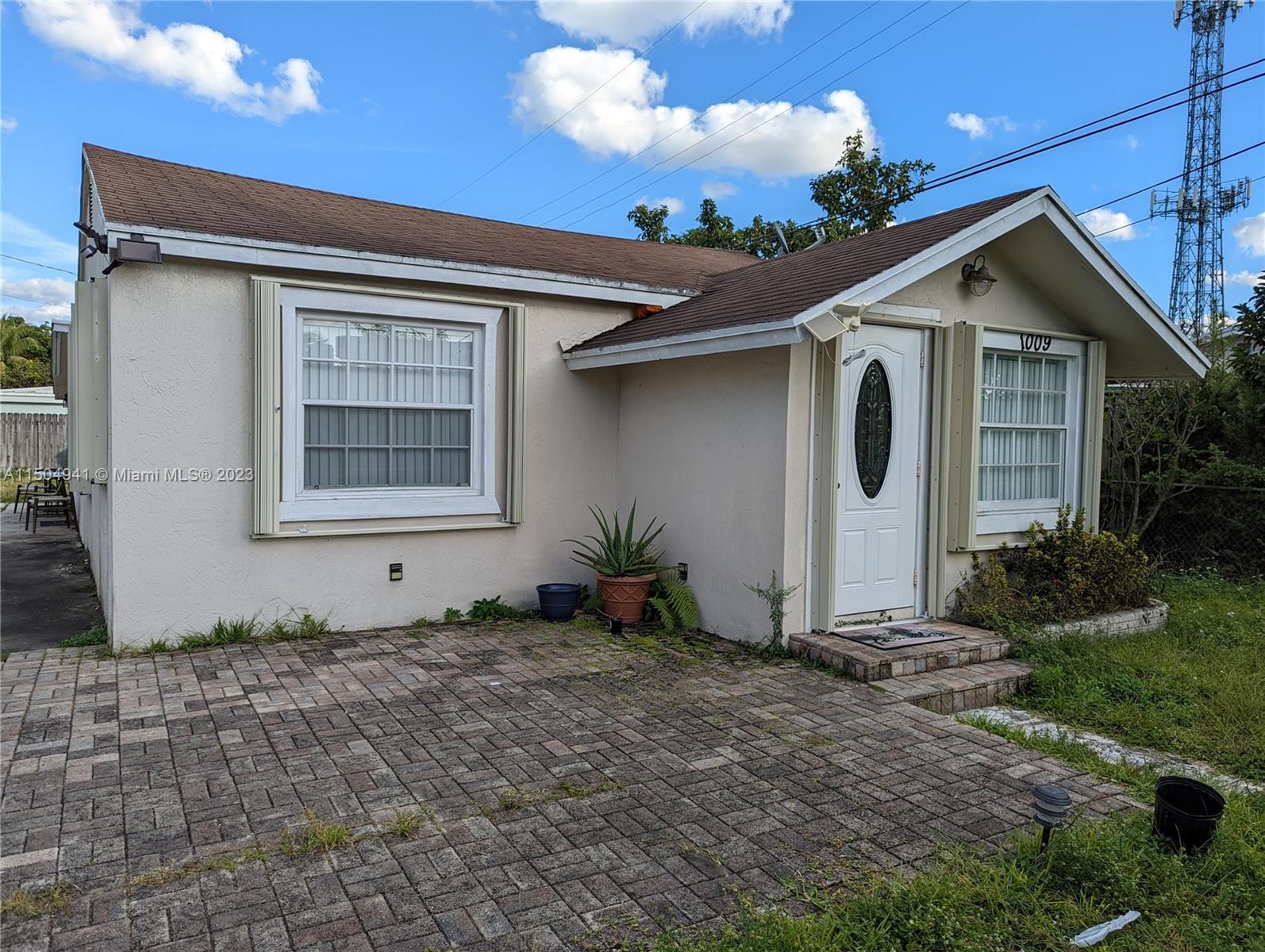 Beautiful 2 bedroom 1 bathroom apartment located in tranquil Hollywood. The entire unit has been remodeled! New kitchen, bathroom, and new tile floors throughout the house! Washer and dryer located in unit for convenience. Pets are welcome! (Pet fee applies). Located in very desirable area, text today to schedule a showing.
**Rent price includes a $100 credit for electric bill due to shared meter.