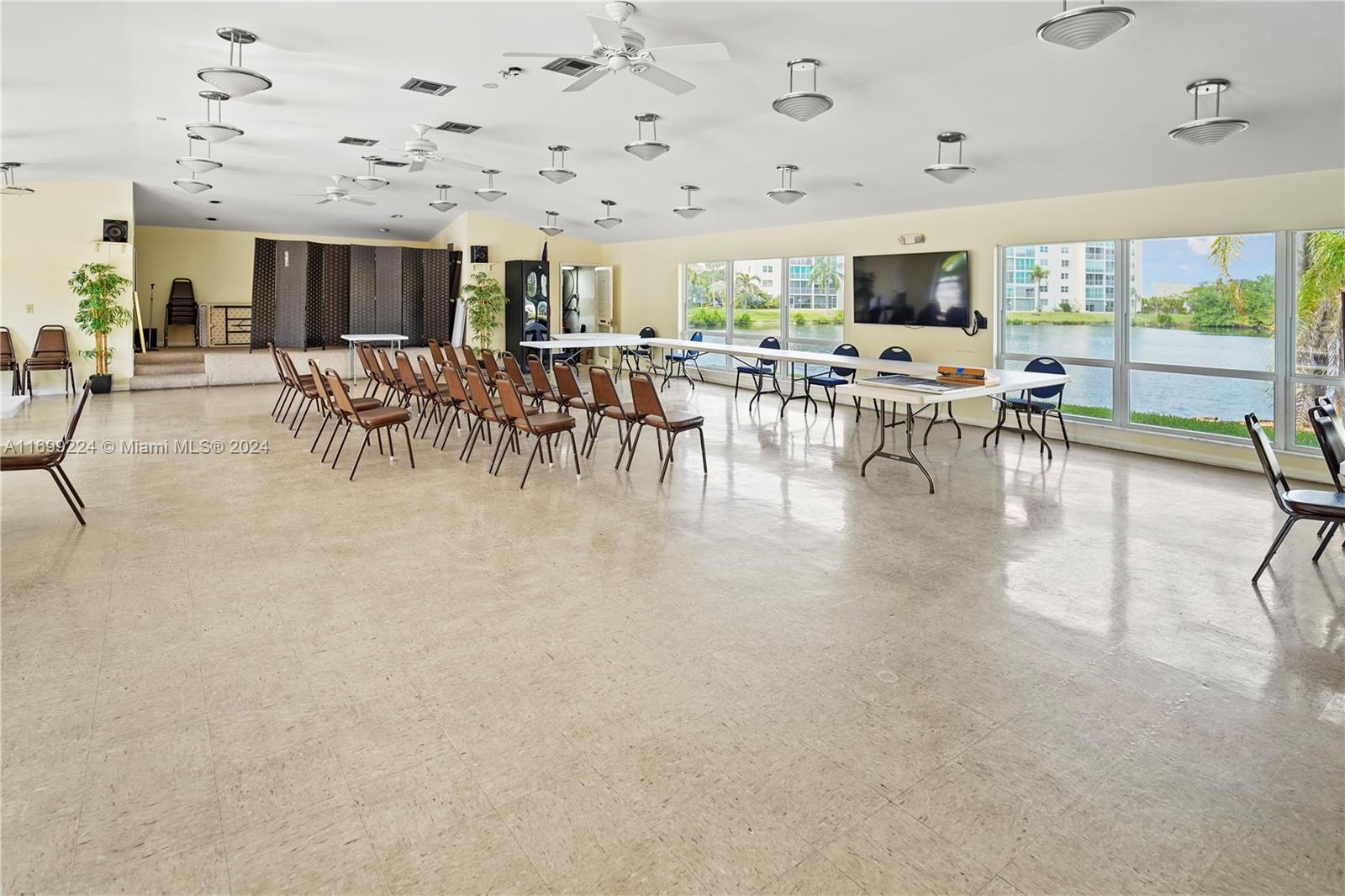 MEADOWBROOK LAKES VIEW CO - Residential