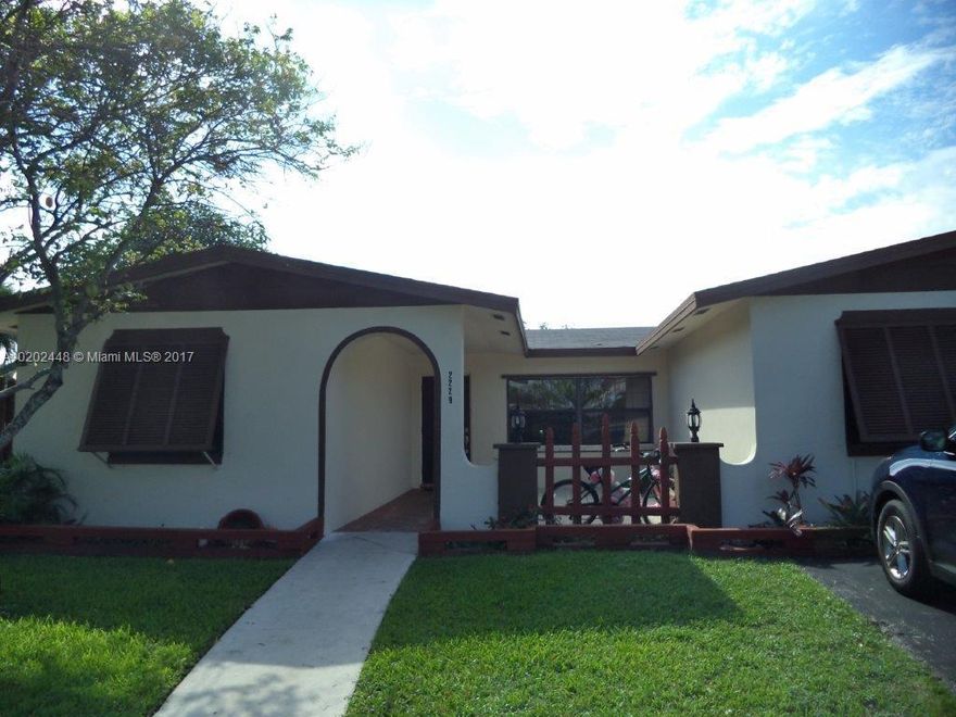 FABULOUS HUGE WIDE LAKE POOL CUL-DE-SAC HOME W/ ABSOLUTELY THE BEST VIEW IN THE NEIGHBORHOOD!  FROM 130 FT WIDE PANORAMA!  5 BEDROOMS PLUS OFFICE & 3 BATHROOMS!  FAMILY ROOM & LIVING ROOMS!  FORMAL DINING!  OPEN KITCHEN W/ BREAKFAST NOOK, SNACK-BAR & PANTRY!  LARGE MASTER SUITE WITH WALK-IN CLOSET & BAY WINDOW!  FENCED YARD, ALARM, STORM SHUTTERS, GUAVA, BANANA & MANGO TREES!  WATER SOFTENER!  SCREENED POOL!  STORAGE SHED!  HUGE LOT FENCED YARD!  SHOW & SELL THIS WINNER!