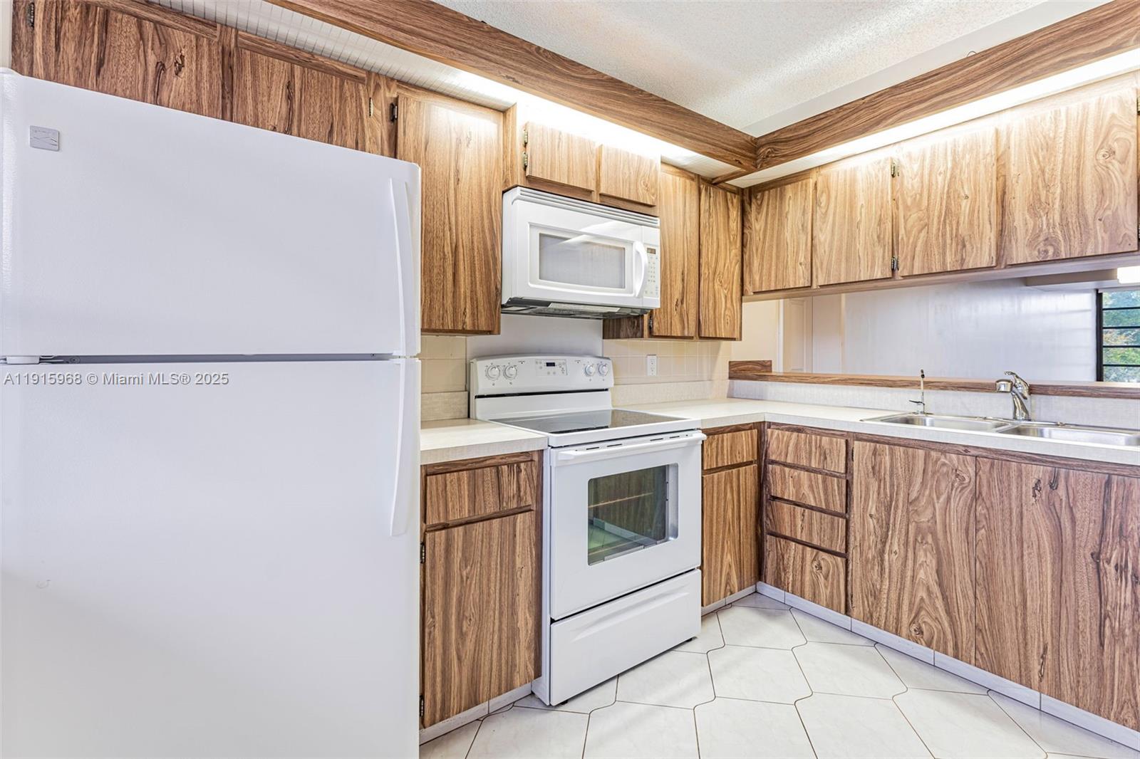 CONDO 19 OF WHITEHALL CON - Residential