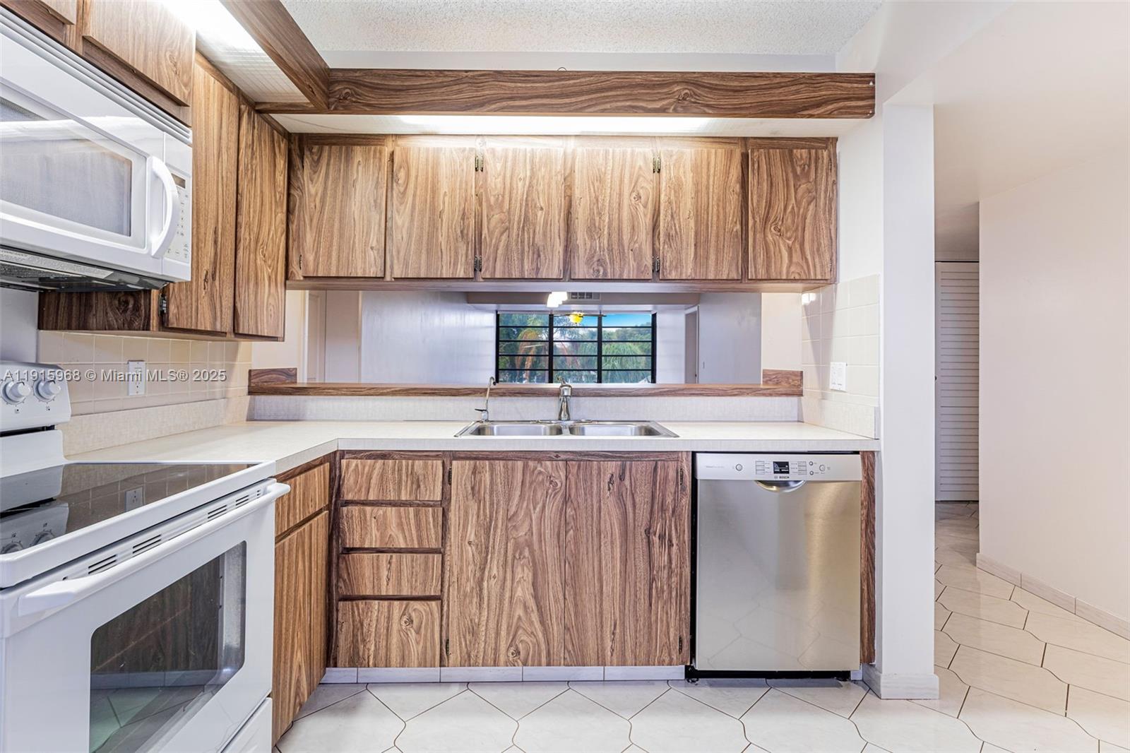 CONDO 19 OF WHITEHALL CON - Residential