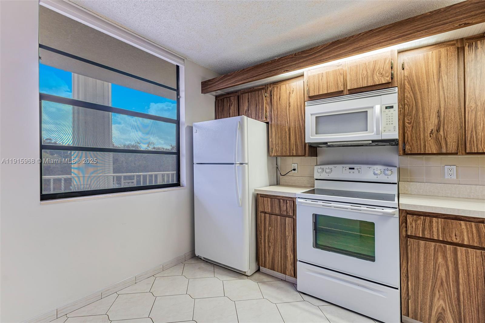 CONDO 19 OF WHITEHALL CON - Residential