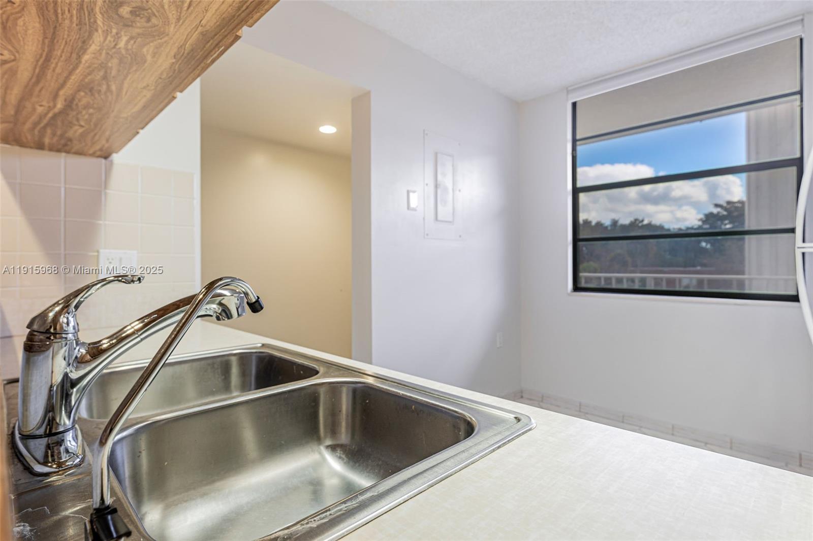 CONDO 19 OF WHITEHALL CON - Residential