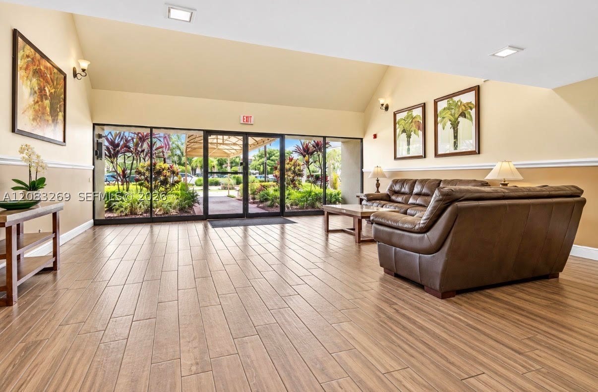 220 Lakeview Dr 101, Weston FL 33326