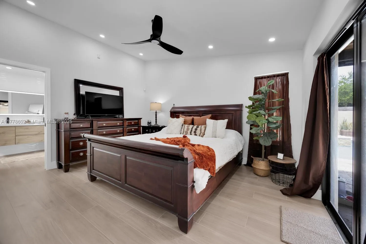 Miami, Florida 33187, United States, 3 Bedrooms Bedrooms, ,2 BathroomsBathrooms,Residential,Pending,106587