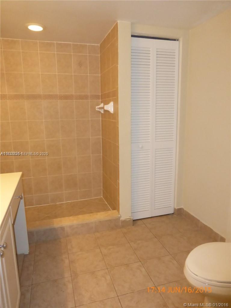 SHERIDAN BEACH CLUB NO 3 - Residential Lease