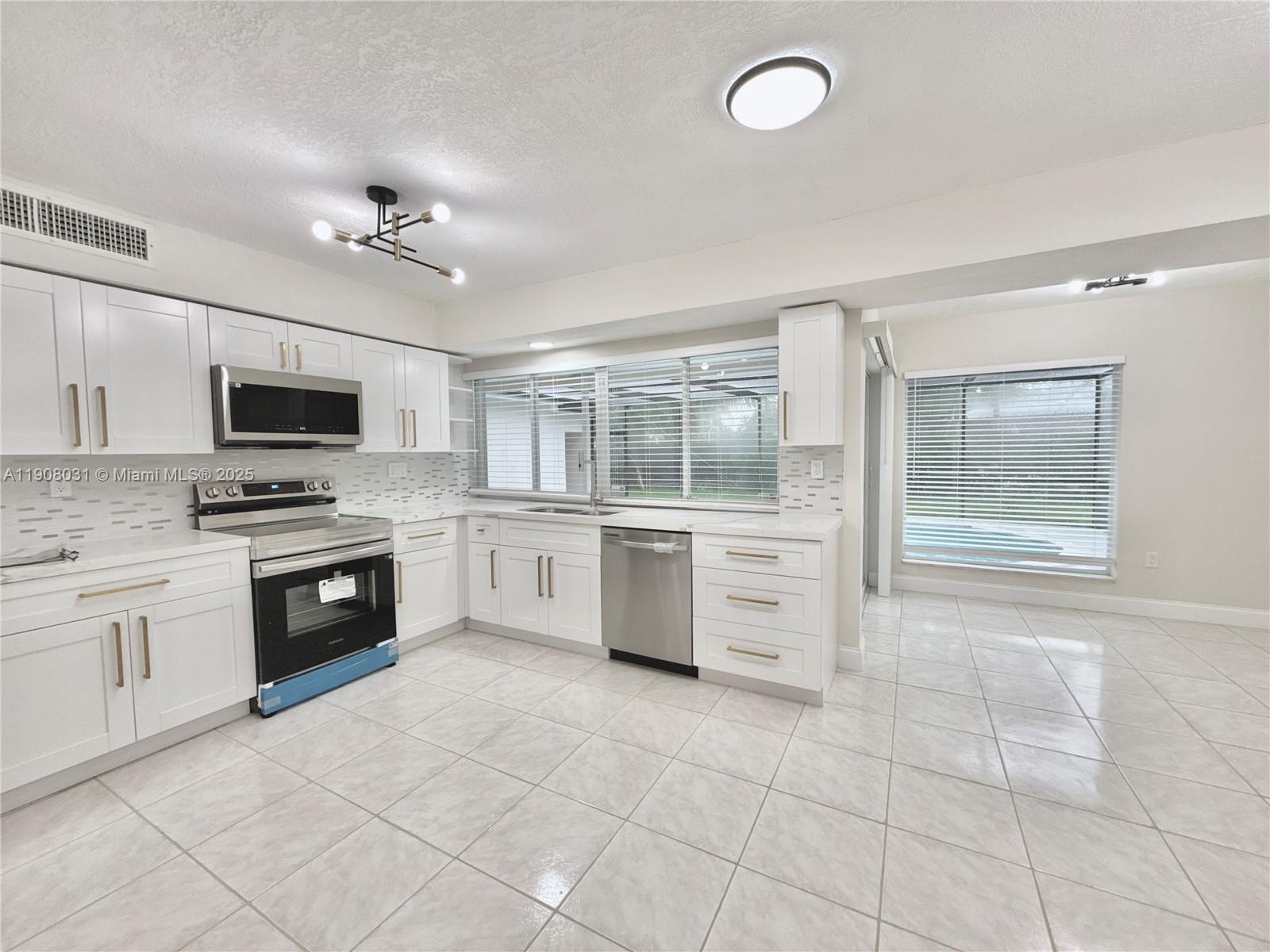 MIRAMAR ISLES SEC 6 - Residential Lease