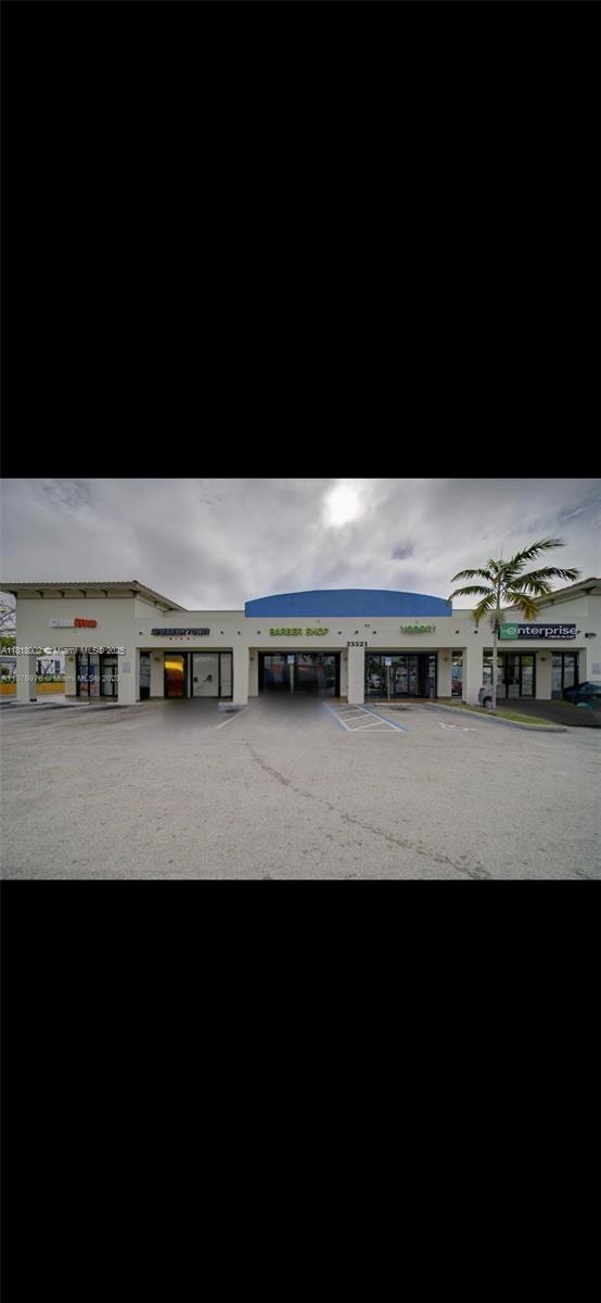 Prime commercial location,1,550 sq ft retail space available to lease,located on US1 in Fl City within close proximity to national retailers,restaurants and major shopping centers.Easy access to Fl Turnpike and the Florida Keys.Surrounded by rapidly growing communities in South Miami Dade.MEDICAL OFFICE IS PERMITTED!Please see attachments for code specs,maps and forms.