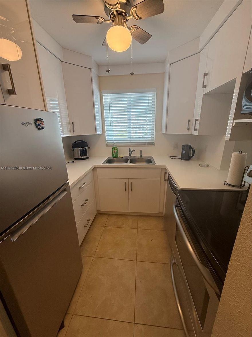 Excellent place to vacation and relax, just 2 blocks from the ocean, this incredible 2-bedroom, 2-bathroom, fully furnished apartment is ready for you and your family and can sleep up to 4 people. Minimum rental is 4 months. This is a great area with many restaurants to choose from. The water taxi is just 3 blocks away, and there's a mini-shuttle that will take you to bars and restaurants. The complex has a nice pool area, barbecue grills, a community room, a small gym, and a dock where you can enjoy the sunset. Internet, water, and electricity are included.