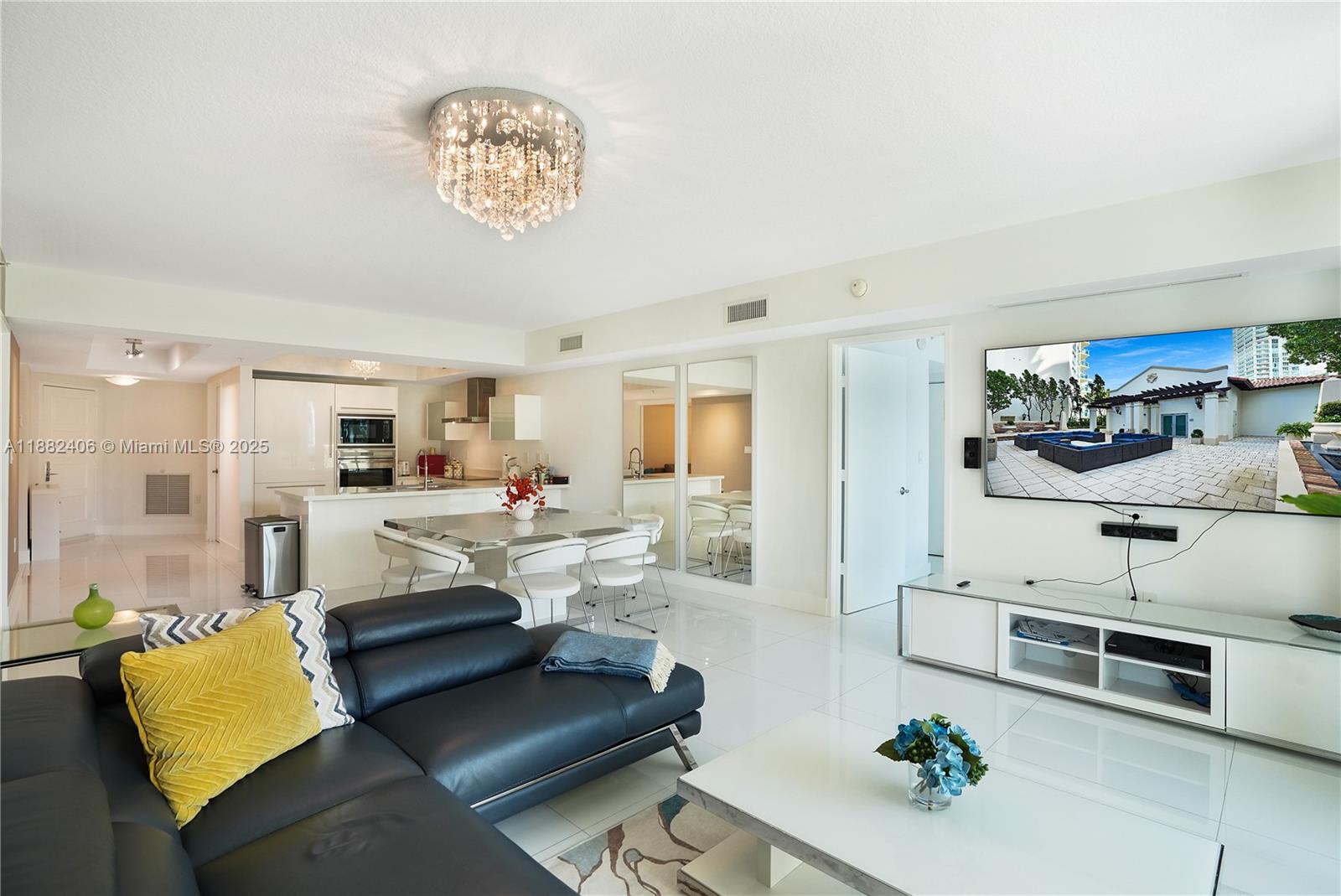 ST TROPEZ ON THE BAY III - Residential