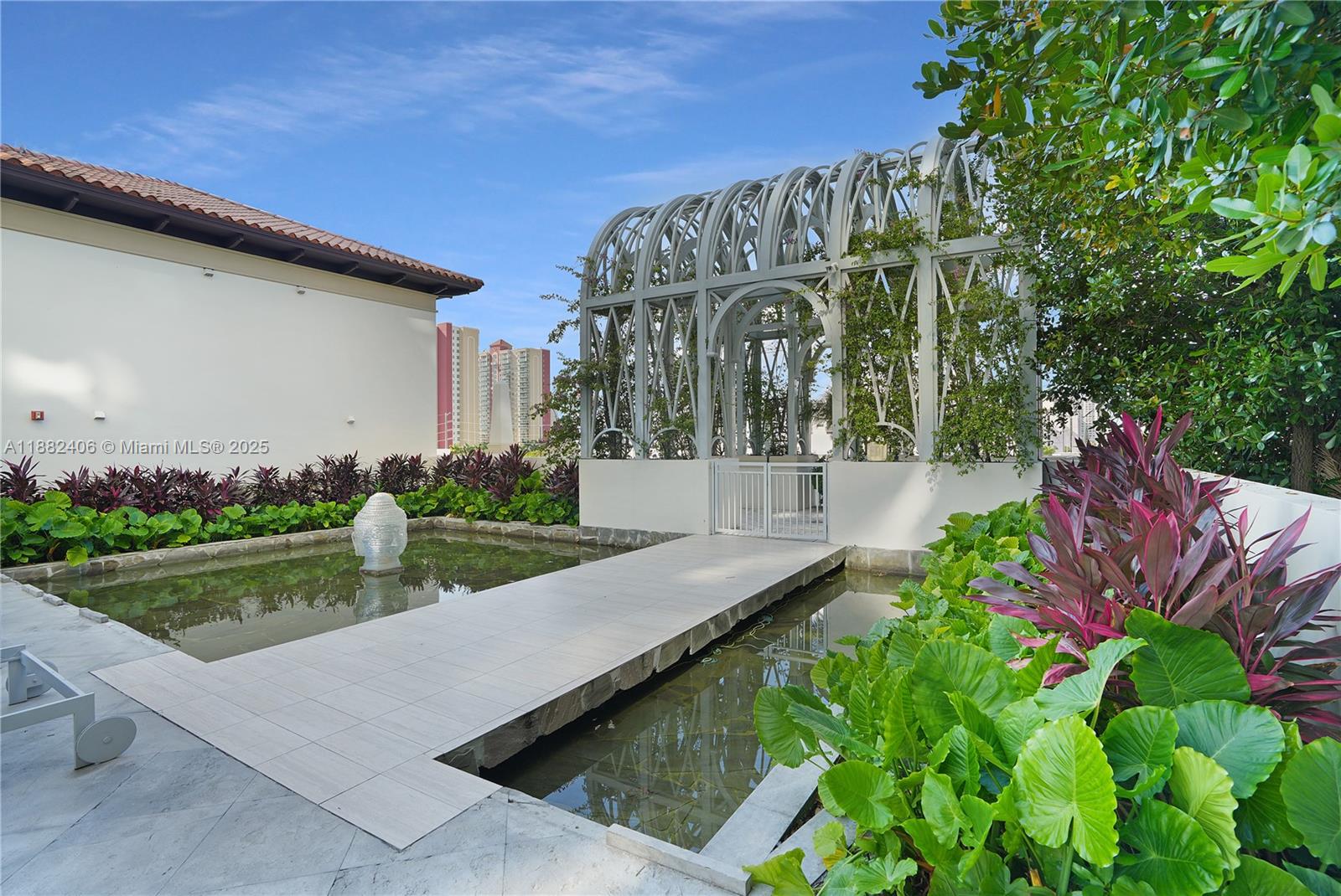 ST TROPEZ ON THE BAY III - Residential