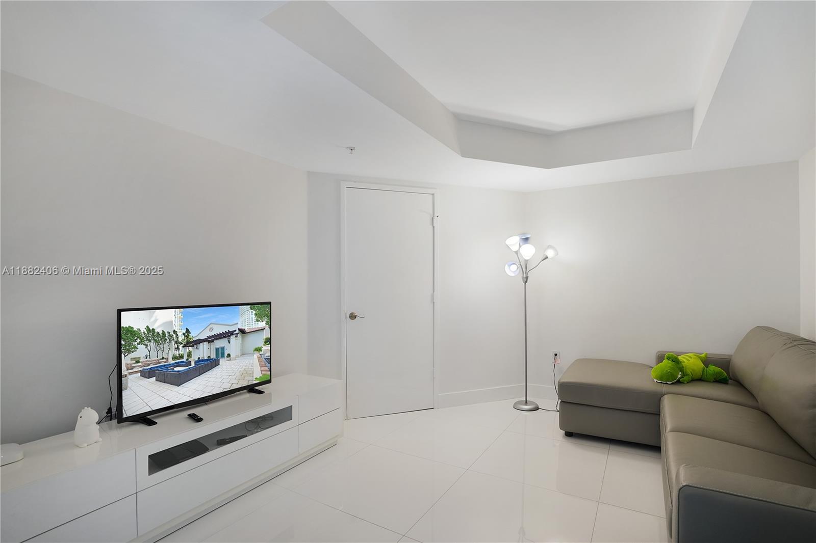 ST TROPEZ ON THE BAY III - Residential