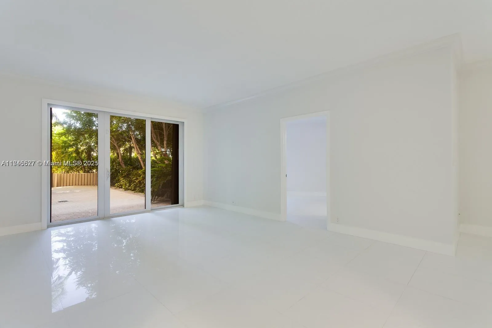 Key Biscayne, Florida 33149, United States, 2 Bedrooms Bedrooms, ,2 BathroomsBathrooms,Residential,Pending,4022