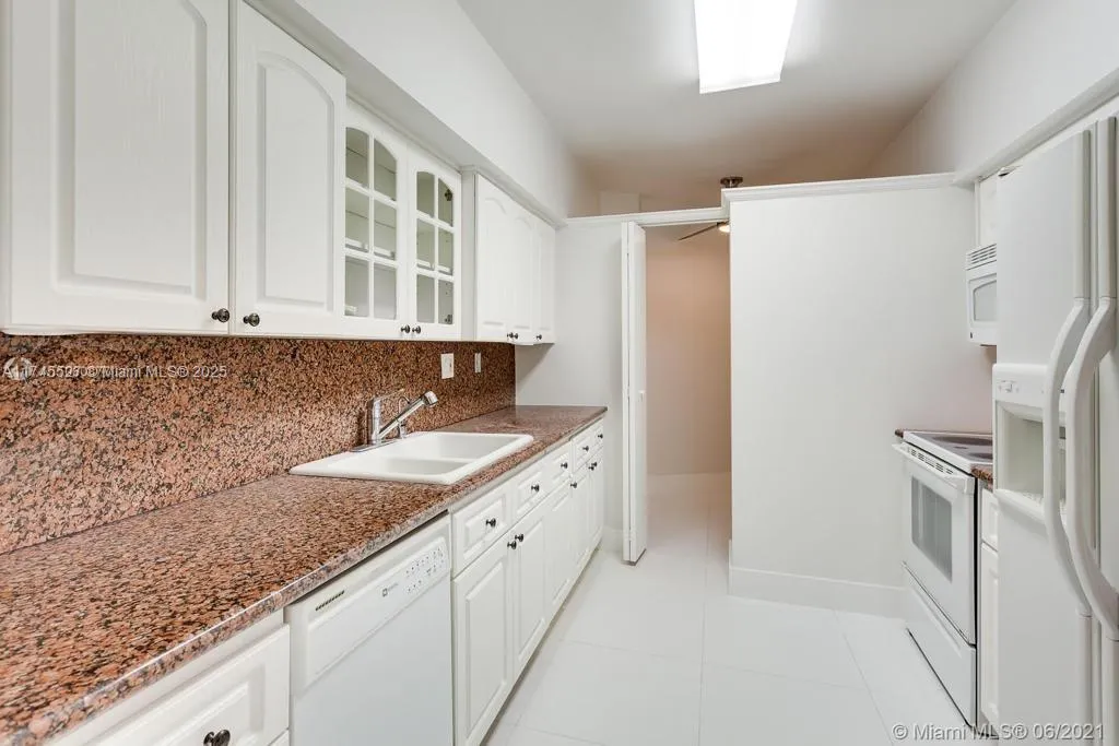 Key Biscayne, Florida 33149, United States, 2 Bedrooms Bedrooms, ,2 BathroomsBathrooms,Residential,Pending,4022