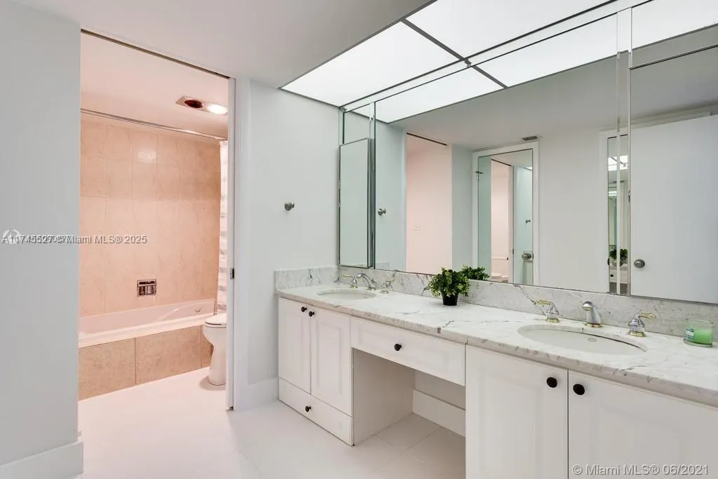 Key Biscayne, Florida 33149, United States, 2 Bedrooms Bedrooms, ,2 BathroomsBathrooms,Residential,Pending,4022