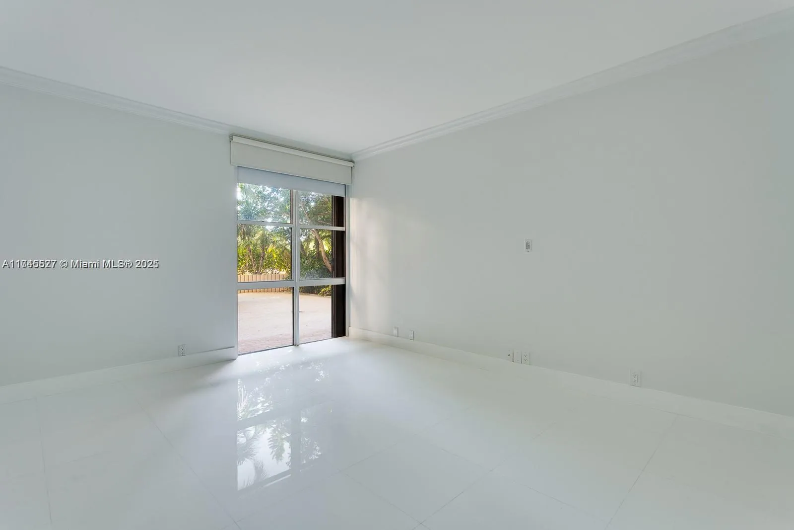 Key Biscayne, Florida 33149, United States, 2 Bedrooms Bedrooms, ,2 BathroomsBathrooms,Residential,Pending,4022