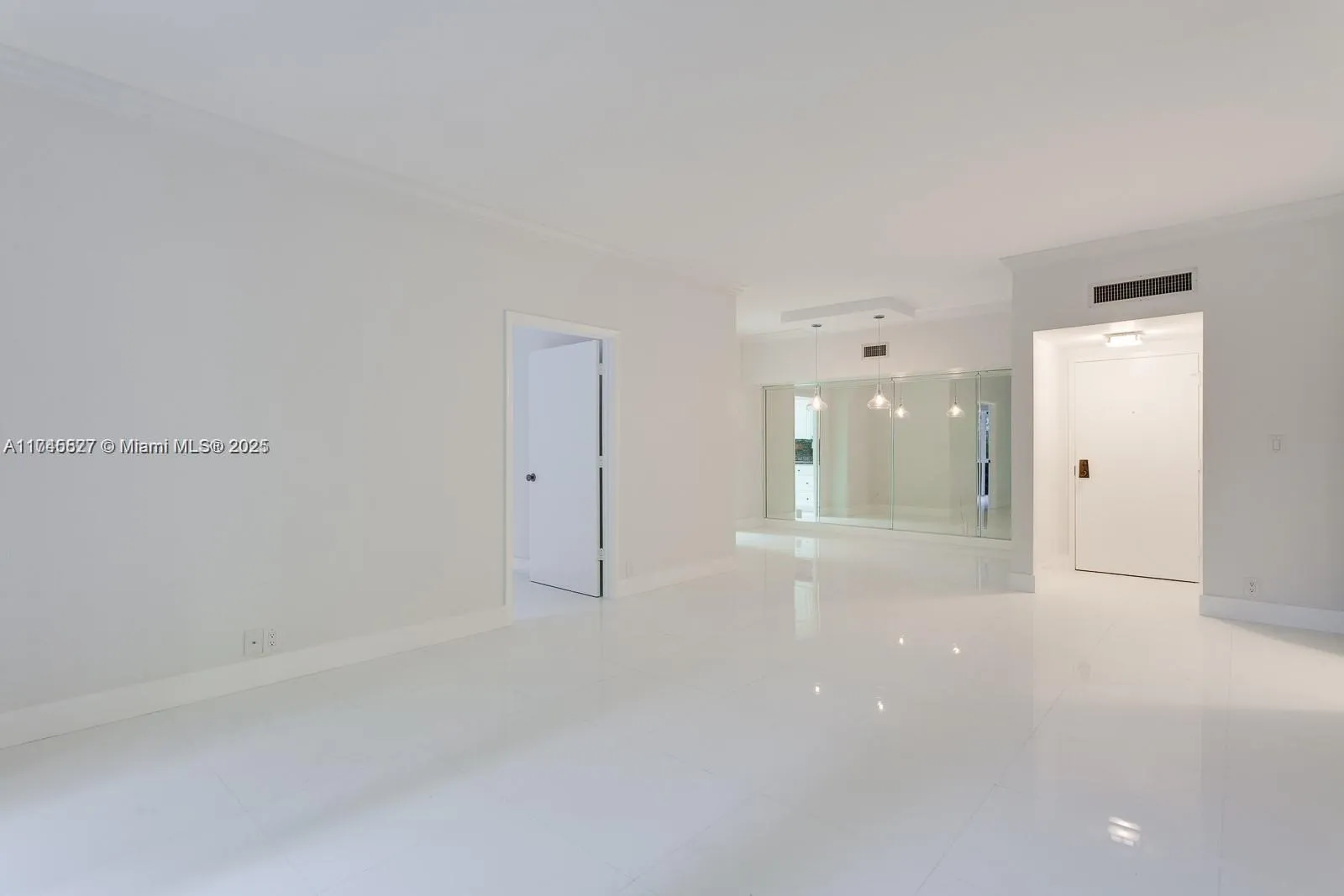 Key Biscayne, Florida 33149, United States, 2 Bedrooms Bedrooms, ,2 BathroomsBathrooms,Residential,Pending,4022