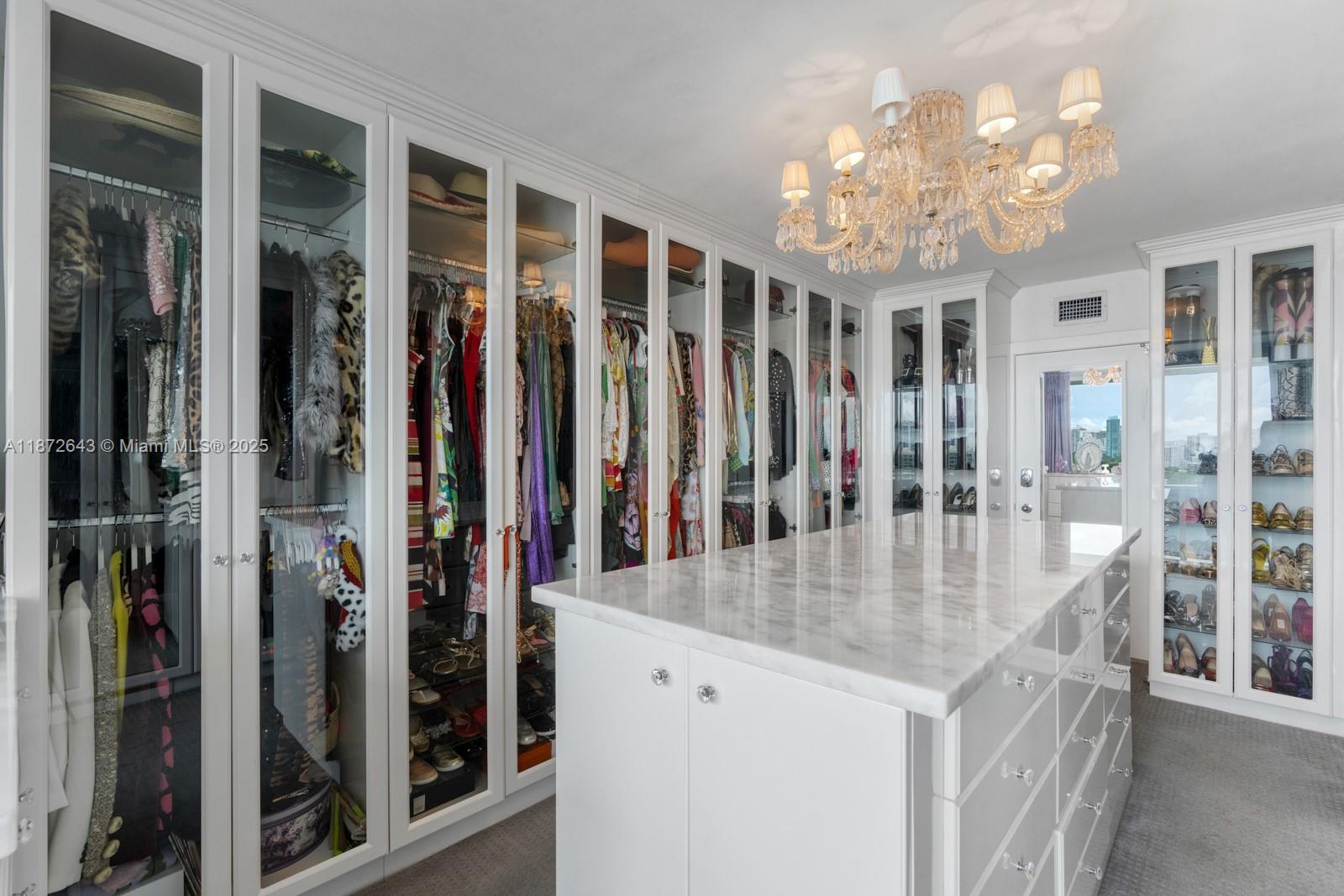 KING COLE CONDO - Residential