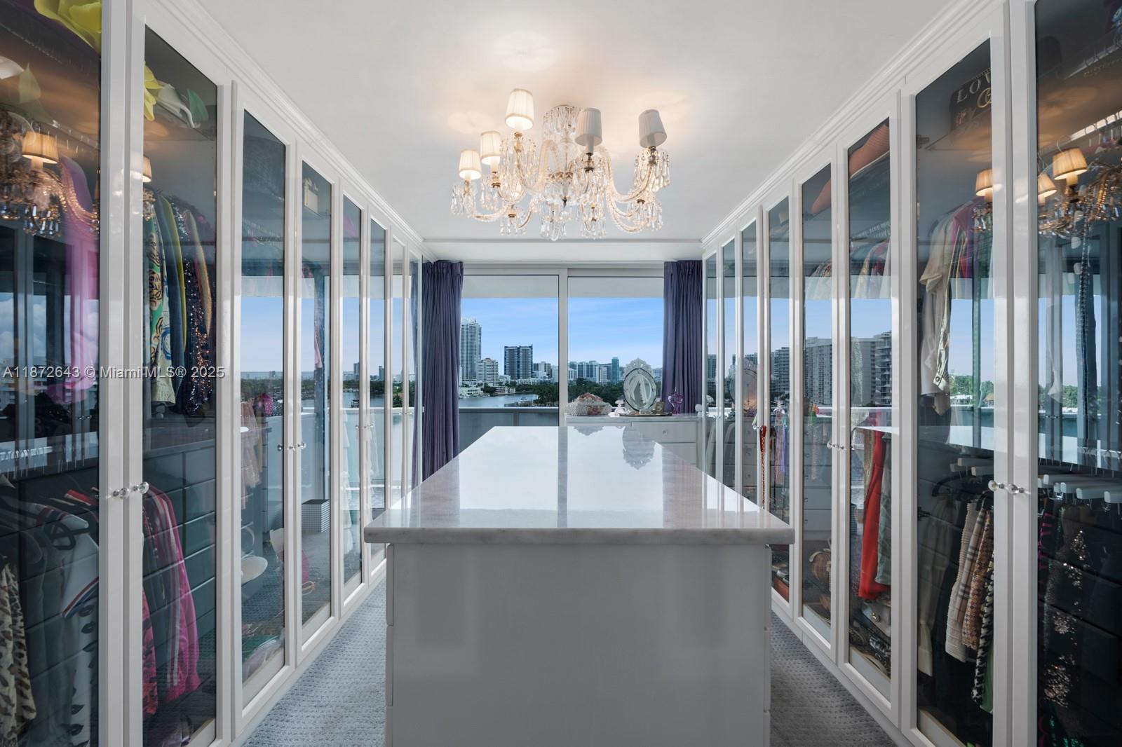 KING COLE CONDO - Residential
