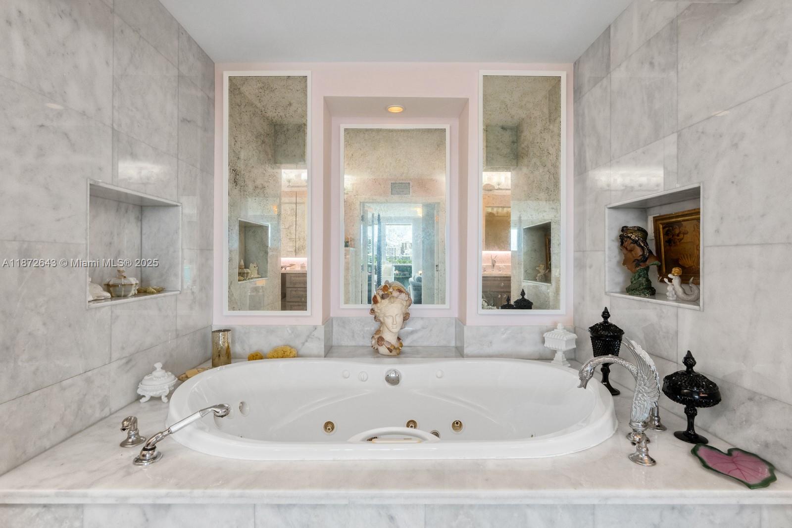 KING COLE CONDO - Residential