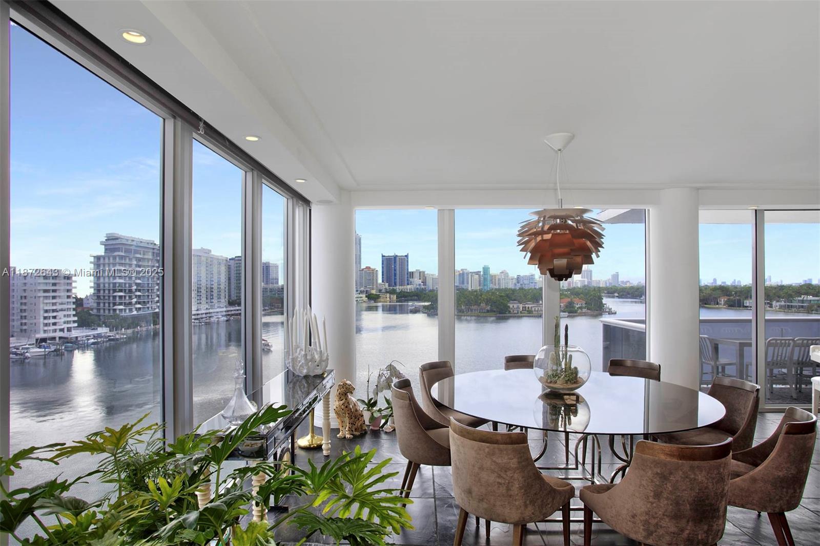 KING COLE CONDO - Residential